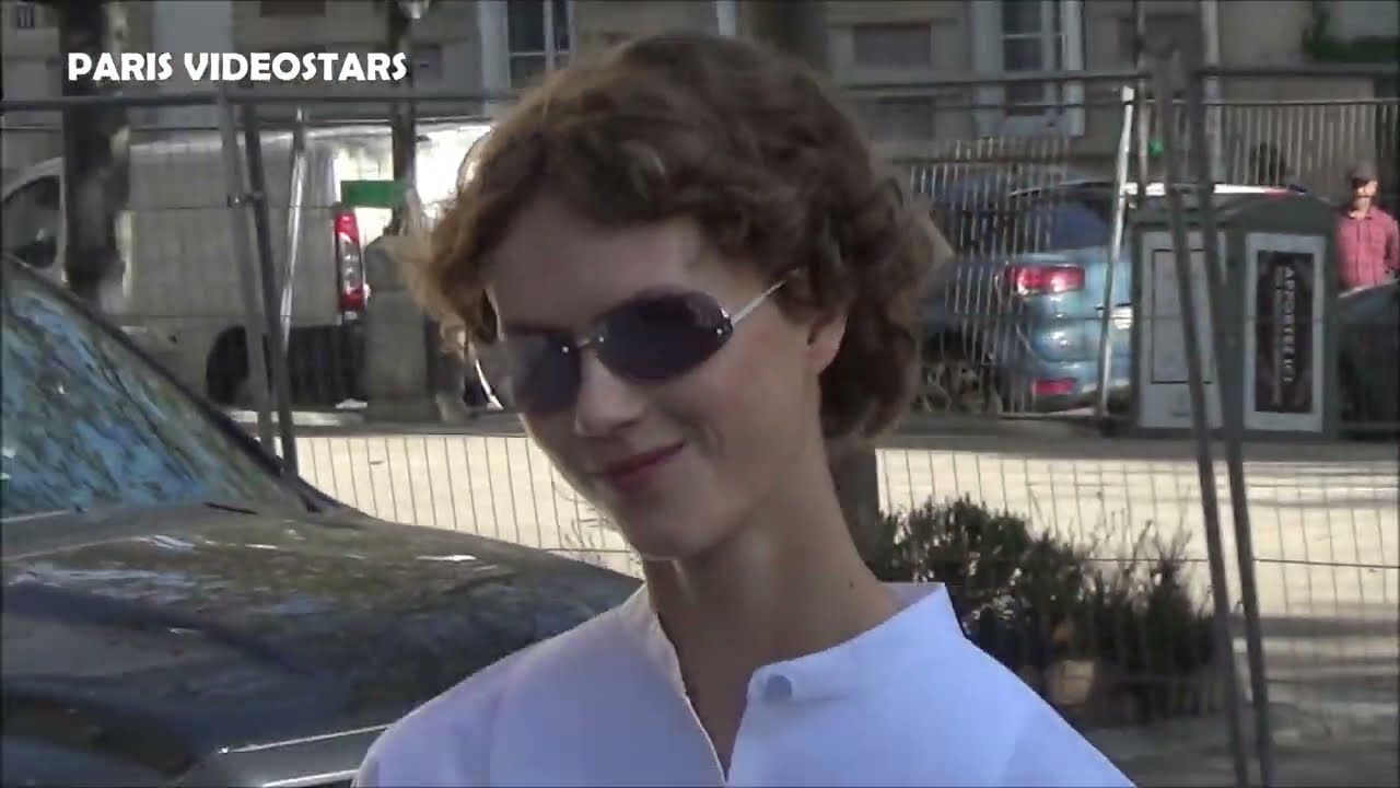 Ella Emhoff ( Kamala Harris Stepdaughter ) @ Paris Fashion Week 2 october 2023 show Stella McCartney