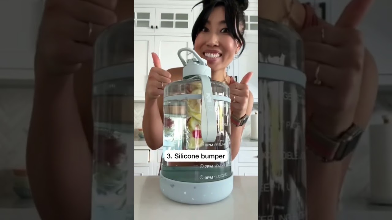 Your motivational main squeeze 🍋💧@blogilates #waterbottle #waterchallenge #hydrate