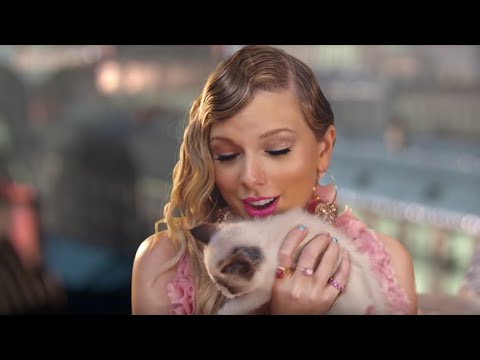 taylor swift acting as straight as this line ~~~~
