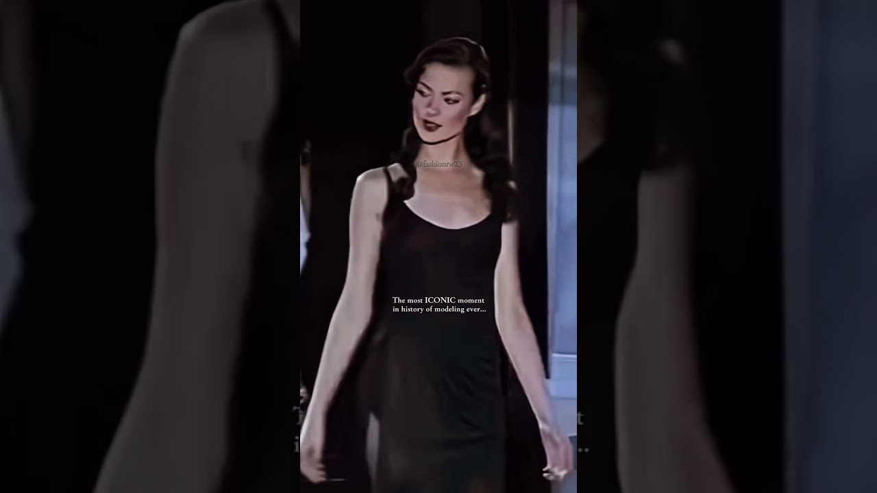 This moment made the history of CATWALK✨ Gianni VERSACE ss1995 #shalomharlow #versace #supermodel