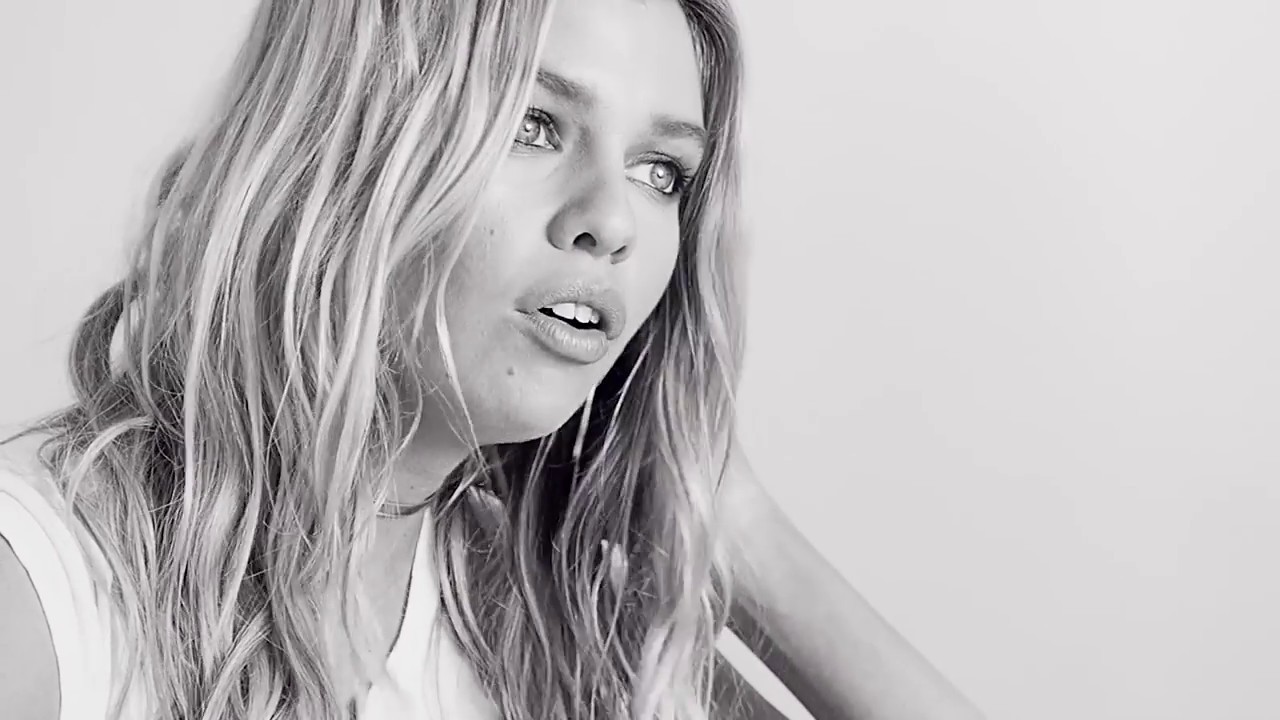 Real Talk: Stella Maxwell on LOVE - 2017