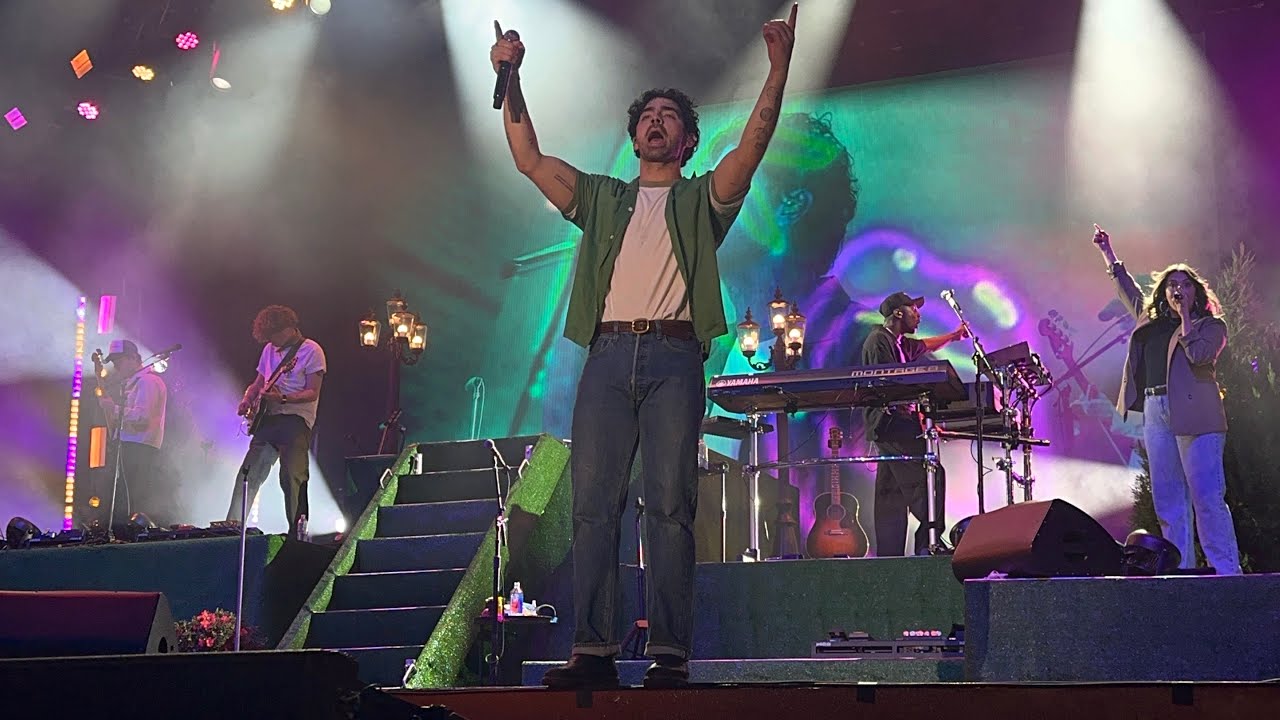 Joe Jonas & Frankie Jonas Perform “Velvet Sunshine” LIVE at Universal Orlando Mardi Gras 2025 2.8.25