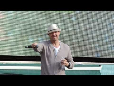 Donnie Wahlberg singing We're not gonna take it [NKOTB cruise 2014, Day Party]